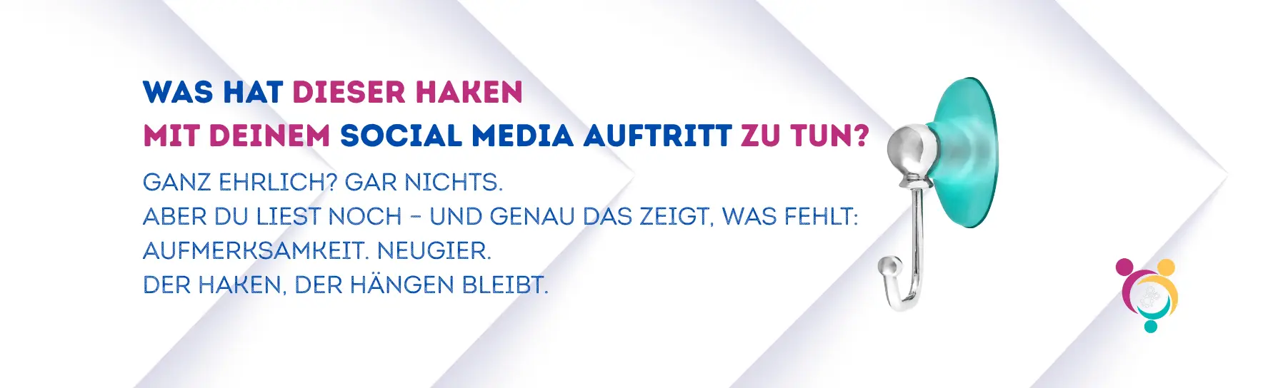 Was hat dieser Haken mit deinem Social Media Auftritt zu tun? Ganz ehrlich? Gar nichts. Aber du liest noch – und genau das zeigt, was fehlt: Aufmerksamkeit. Neugier. Der Haken, der hängen bleibt.
